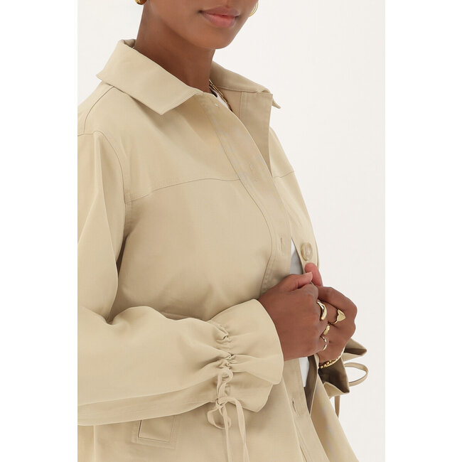 Beige korte trenchcoat