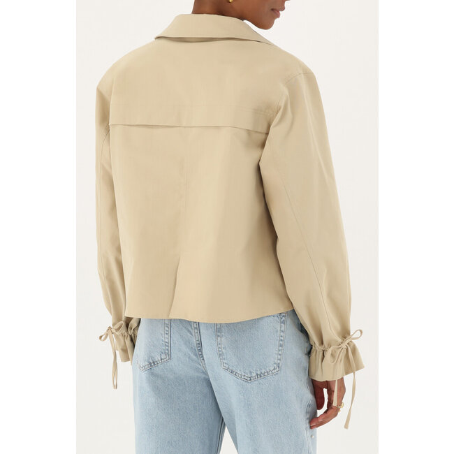 Beige korte trenchcoat