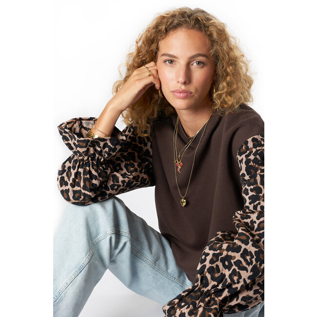 Bruine sweater met panterprint mouwen