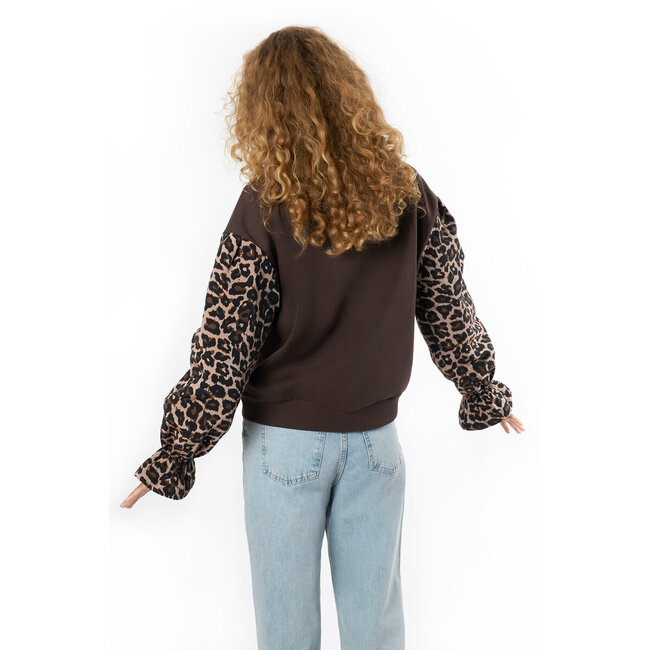 Bruine sweater met panterprint mouwen
