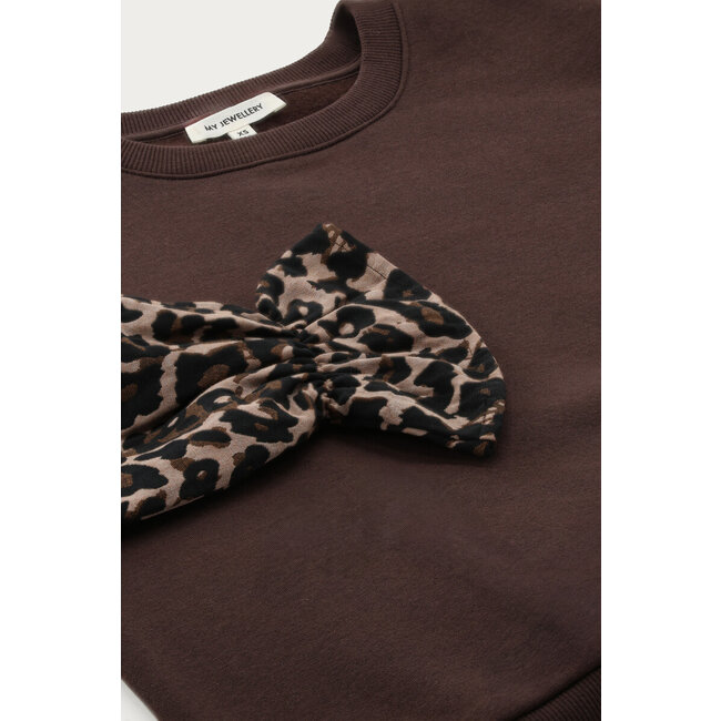 Bruine sweater met panterprint mouwen