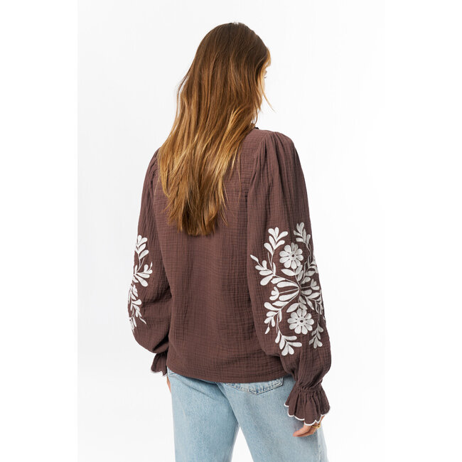 Bruine blouse met embroidery details