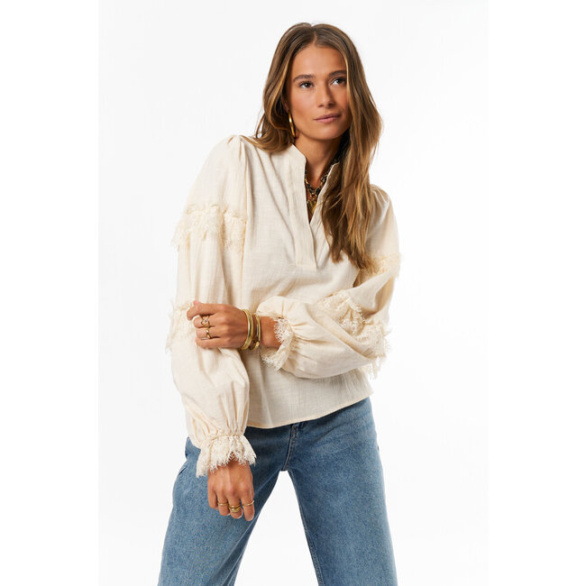 Beige blouse met kant details