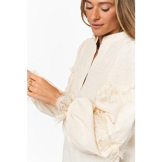 Beige blouse met kant details