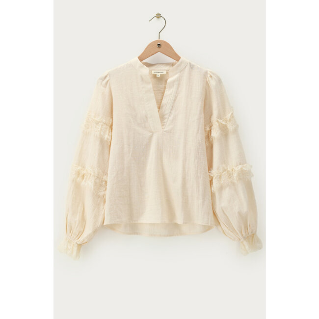 Beige blouse met kant details