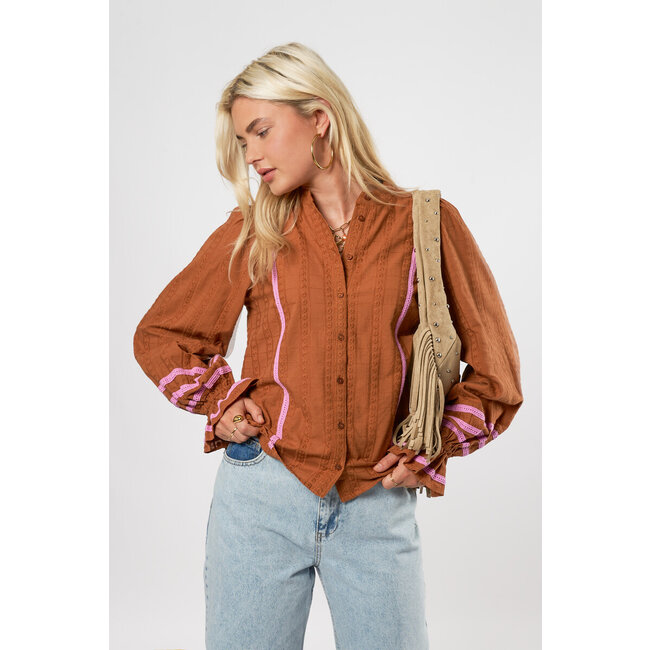 Cognac embroidery blouse met tapes