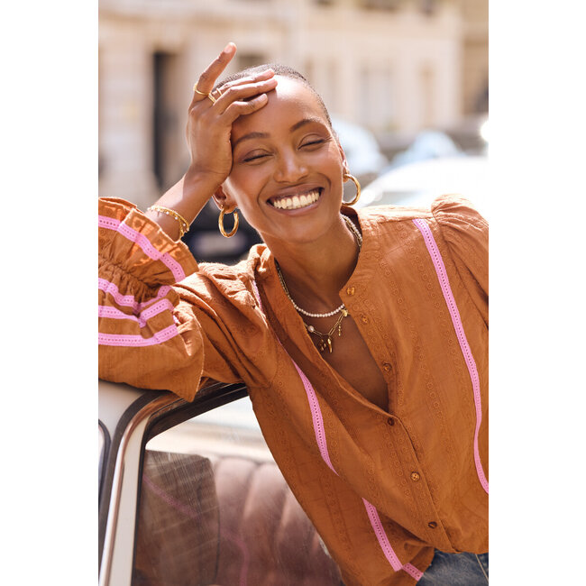 Cognac embroidery blouse met tapes