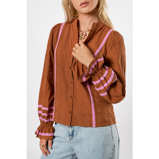 Cognac embroidery blouse met tapes