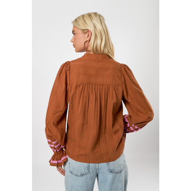 Cognac embroidery blouse met tapes