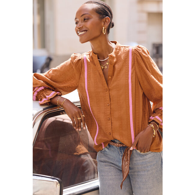 Cognac embroidery blouse met tapes