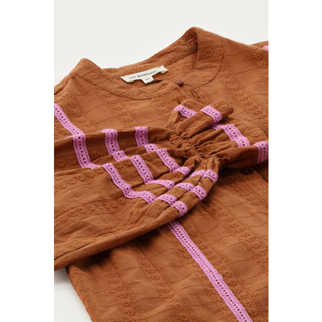 Cognac embroidery blouse met tapes