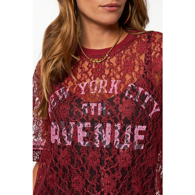 Donkerrode kanten top "New York Avenue"