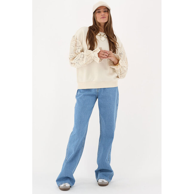 Beige sweater met crochet mouw details