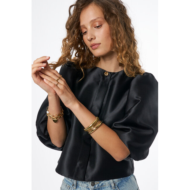 Zwarte top met pofmouwen en knopen