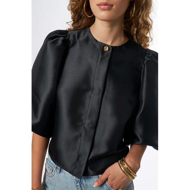 Zwarte top met pofmouwen en knopen