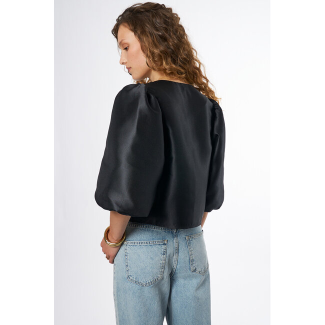 Zwarte top met pofmouwen en knopen