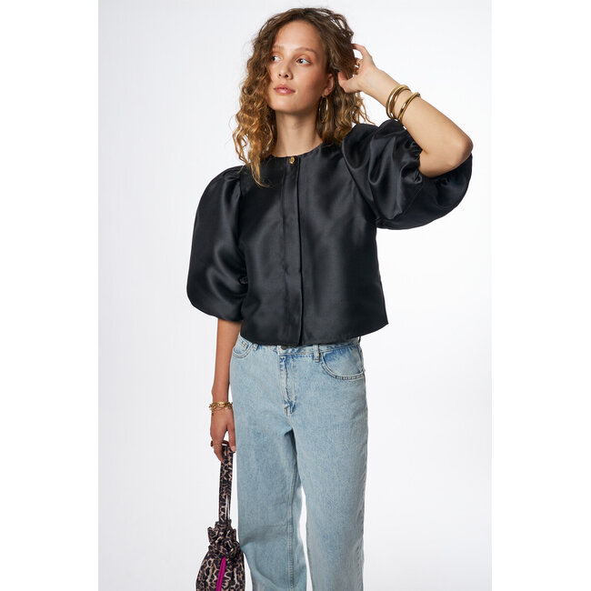 Zwarte top met pofmouwen en knopen