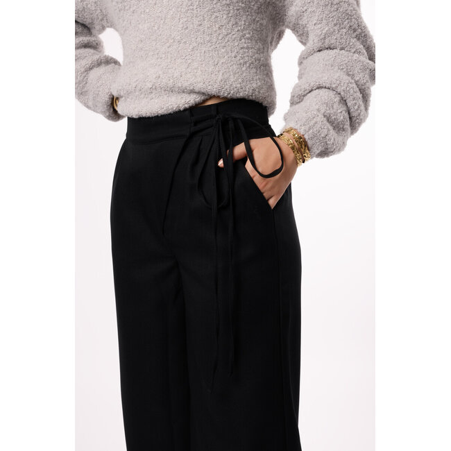 Zwarte broek met overlapping