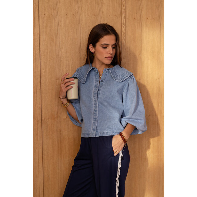 Blauwe denim top met korte pofmouwen en kraag