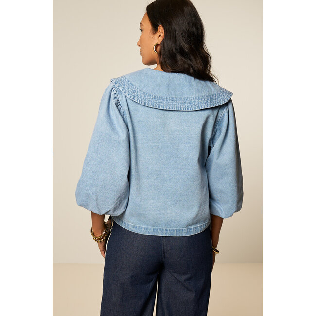 Blauwe denim top met korte pofmouwen en kraag