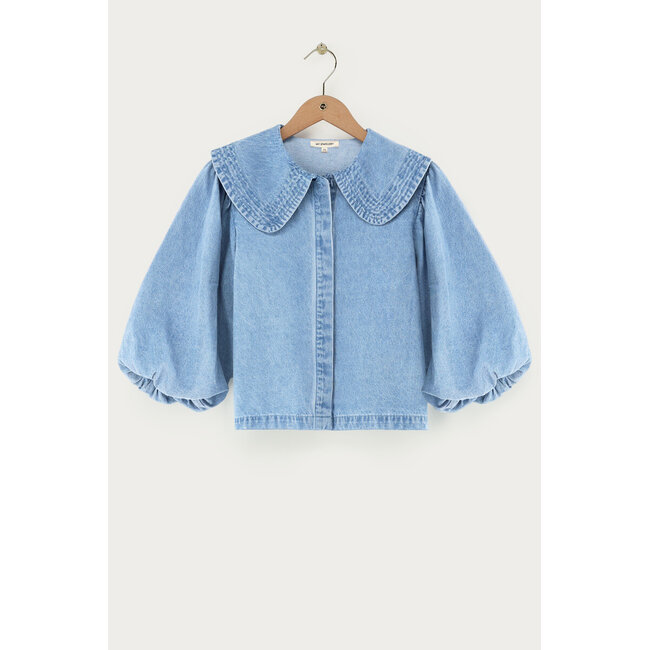 Blauwe denim top met korte pofmouwen en kraag