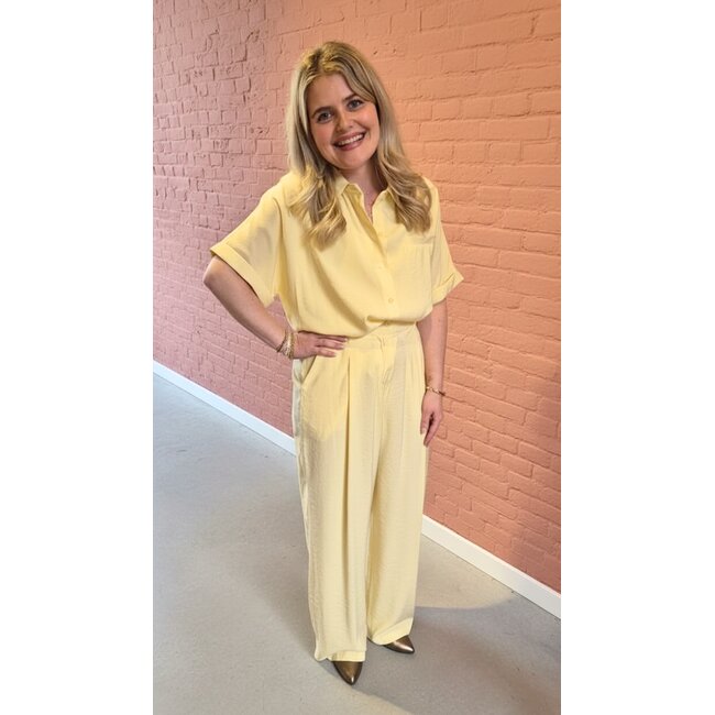 Gele blouse met knoopjes