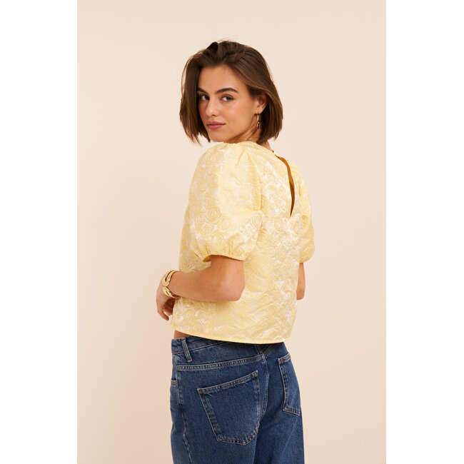 Gele top met bloemen reliëf en pofmouwen