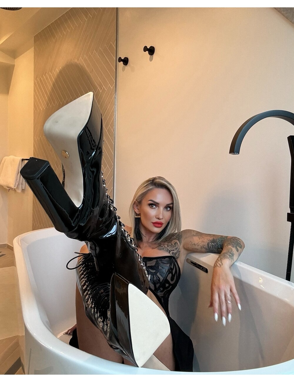 Giaro STRAGAZER | BLACK SHINY | LACED KNEE BOOTS