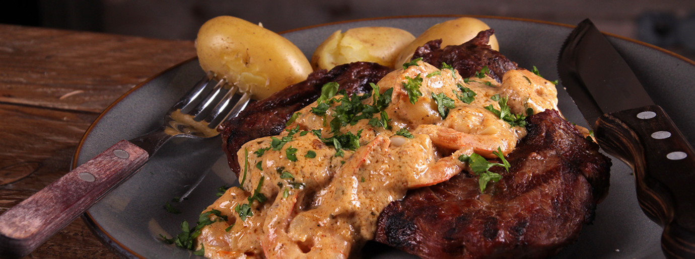 WAARDS RUND RIB EYE IN ROMIGE CAJUN PARMAZAAN GARNALENSAUS