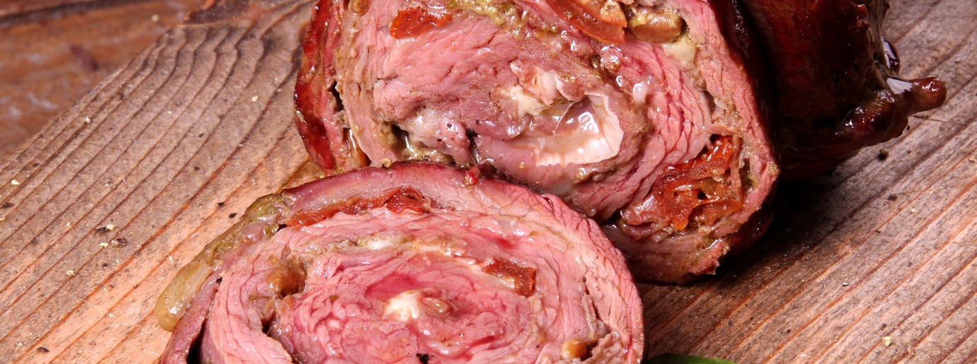 BAVETTE ROLLADE VAN HET SPIT MET PESTO, SERRANO HAM, ZON GEDROOGDE TOMATEN EN MOZZARELA