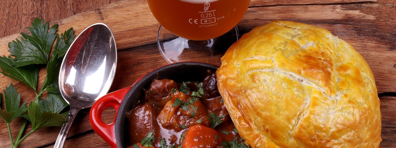 Bavette bokbier stoofpot met een muts van bladerdeeg.