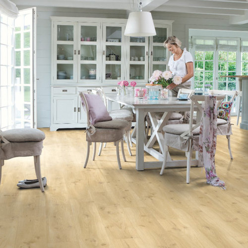 Quick-Step  Click Alpha Vinyl Small Planks 4 Plus 1 Drijvende Beige Eik AVSPU40018