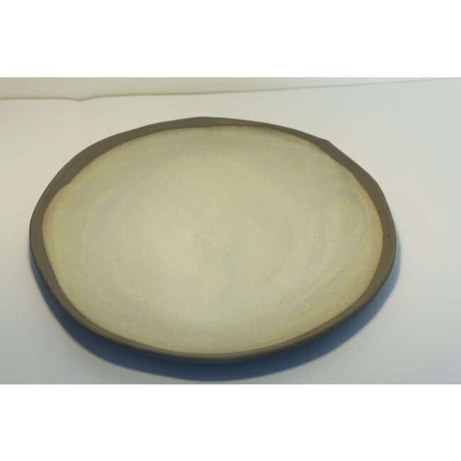 K-design A plate with style, playful and spontaneously made of gray clay and finished with green glaze