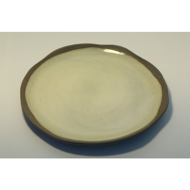 K-design A plate with style, playful and spontaneously made of gray clay and finished with green glaze