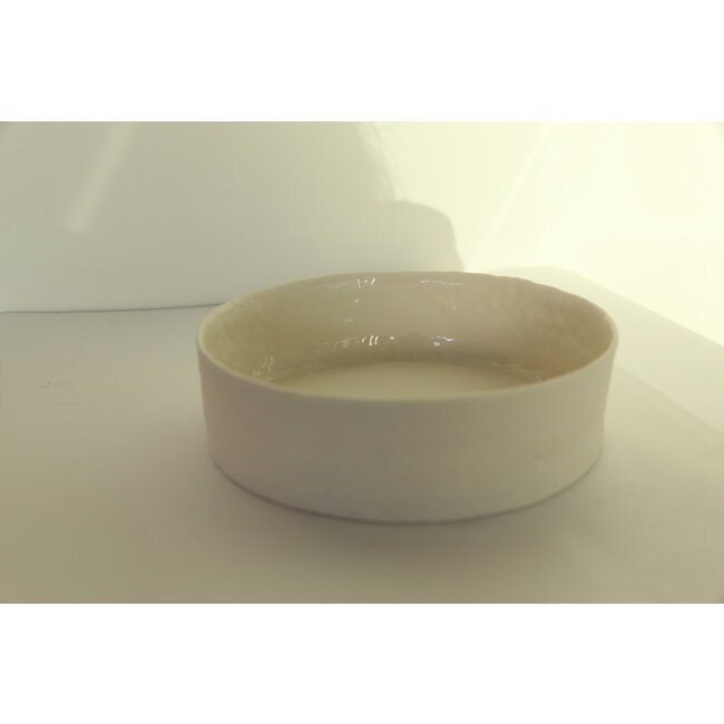 K-design Collection de plats et bols faits à la main en porcelaine avec un glaçage transparent brillant à l'intérieur.