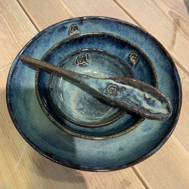 Dans le moule posé, un bol ronde d'argile belge avec un bel émail hautement cuit Floating blue.