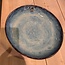 artisann In de mal gelegde ronde schaal van Belgische klei met een mooie Floating blauw hoog bakkende glazuur.