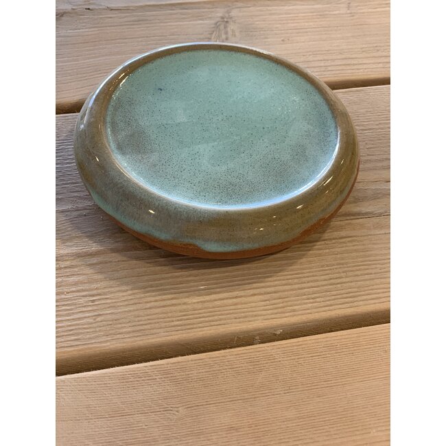 artisann Met de draaischijf handgemaakt presentatie schoteltje van Engelse gespikkelde Pottery klei met een mooie Floating- lichtblauw, turkooise hoogbakkende glazuur.