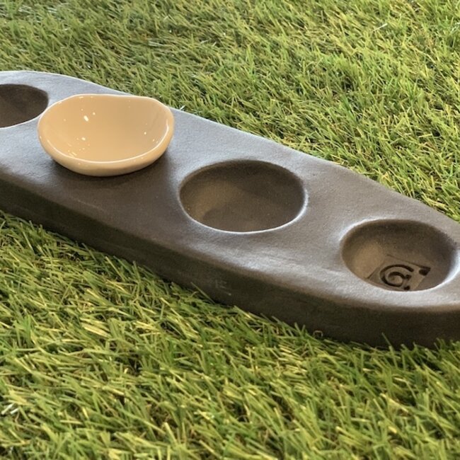 Une façon originale de présenter du sel, du poivre, de l'huile et du beurre sur votre table