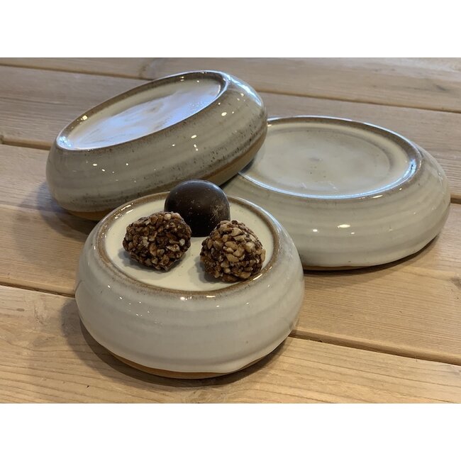 artisann Met de draaischijf handgemaakte presentatie schoteltje van Engelse gespikkelde Pottery klei met een mooie Floating witte hoog bakkende glazuur.