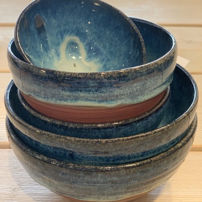 Met de draaischijf handgemaakte kom