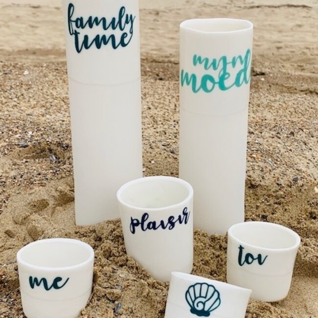 "Ma mère" est un lien si fort et ces sentiments parlent d'eux-mêmes dans un vase en porcelaine unique en forme de cylindre