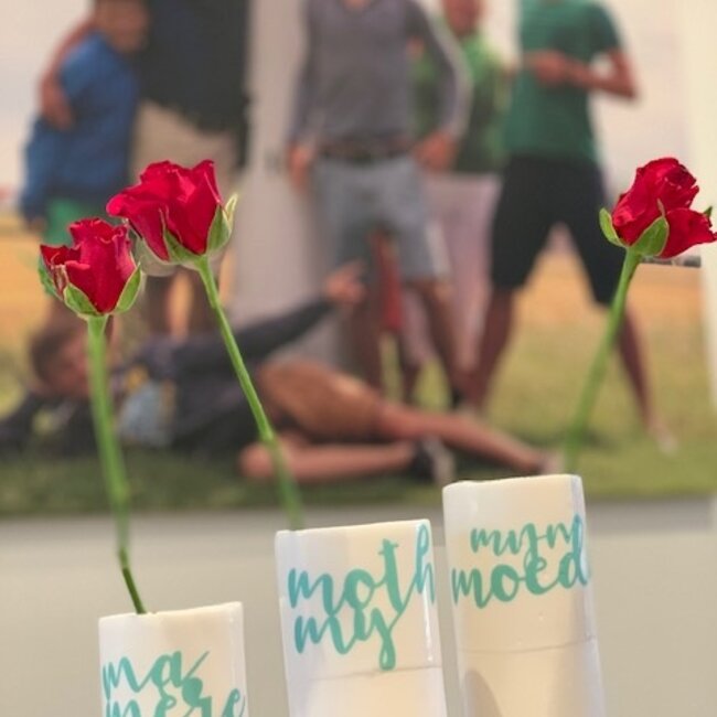 "Ma mère" est un lien si fort et ces sentiments parlent d'eux-mêmes dans un vase en porcelaine unique en forme de cylindre