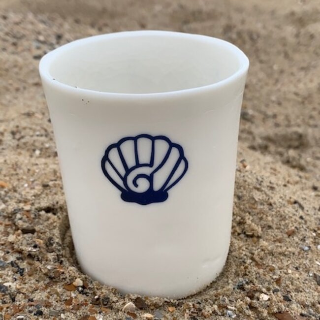 "Amitié, Plaisir" twee waardevolle woorden in ons leven en nu gebakken op porselein. Te koop bij Artisann te Knokke.