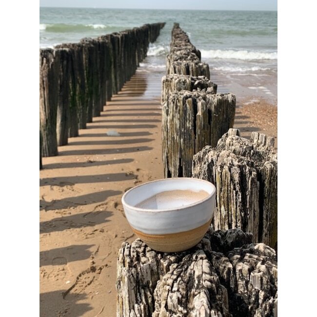 artisann With the turntable handmade bowl of Belgienclay with a beautiful Floating white high-firing glaze