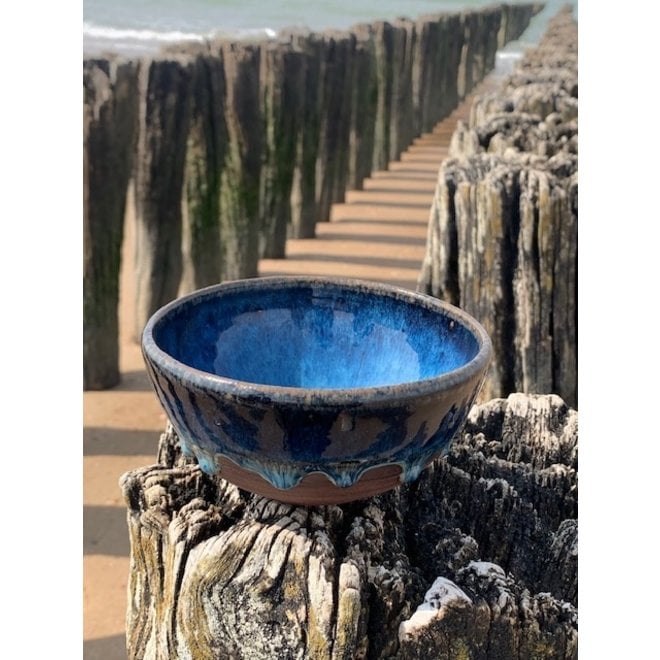 With the turntable handmade bowl of Belgien clay with a beautiful Floating blue high-firing glaze.