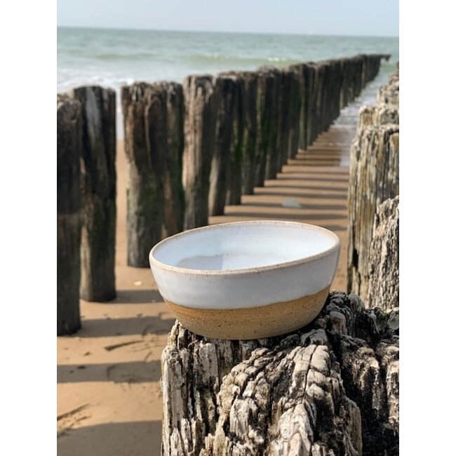 artisann With the turntable handmade scale of Belgien clay with a beautiful Floating white high-firing glaze.