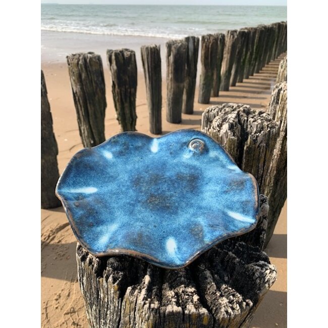 artisann Handmade scale  with a beautiful Floating blue high-firing glaze. Une  coupe fait avec les mains en argile Belge red et son magnifique glaçage à feu Floating bleu.