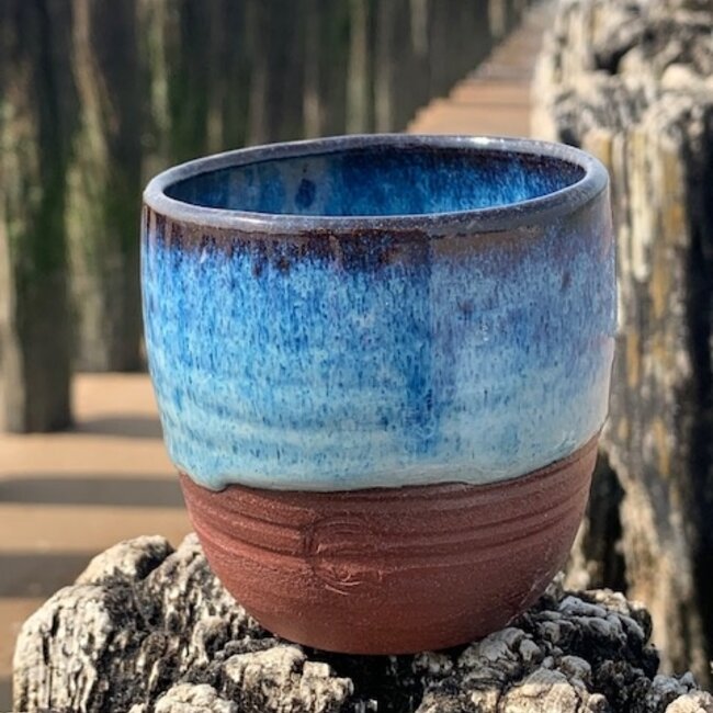Met de draaischijf handgemaakte tas van Belgische rode klei met een mooie Floating blauw hoog bakkende glazuur.