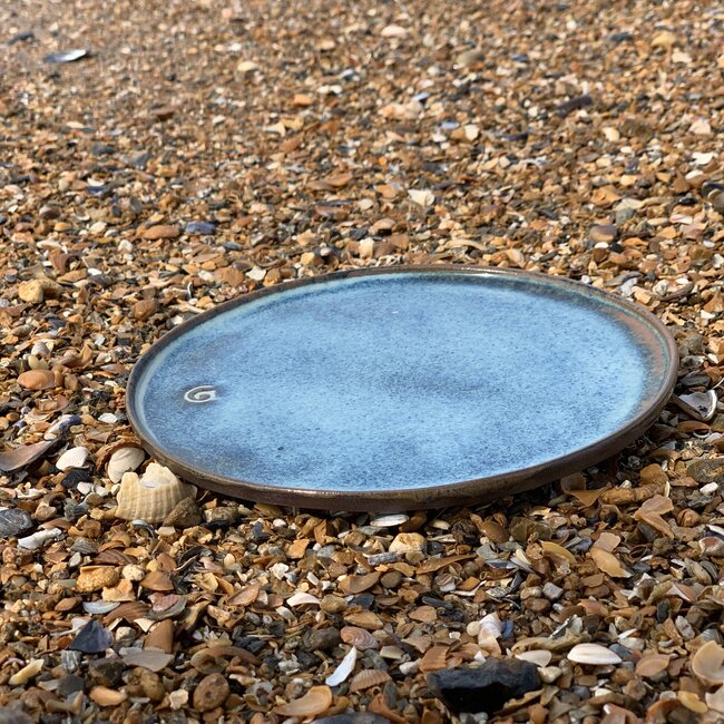 With the turntable handmade plate of Belgien clay with a beautiful Floating blue high-firing glaze.